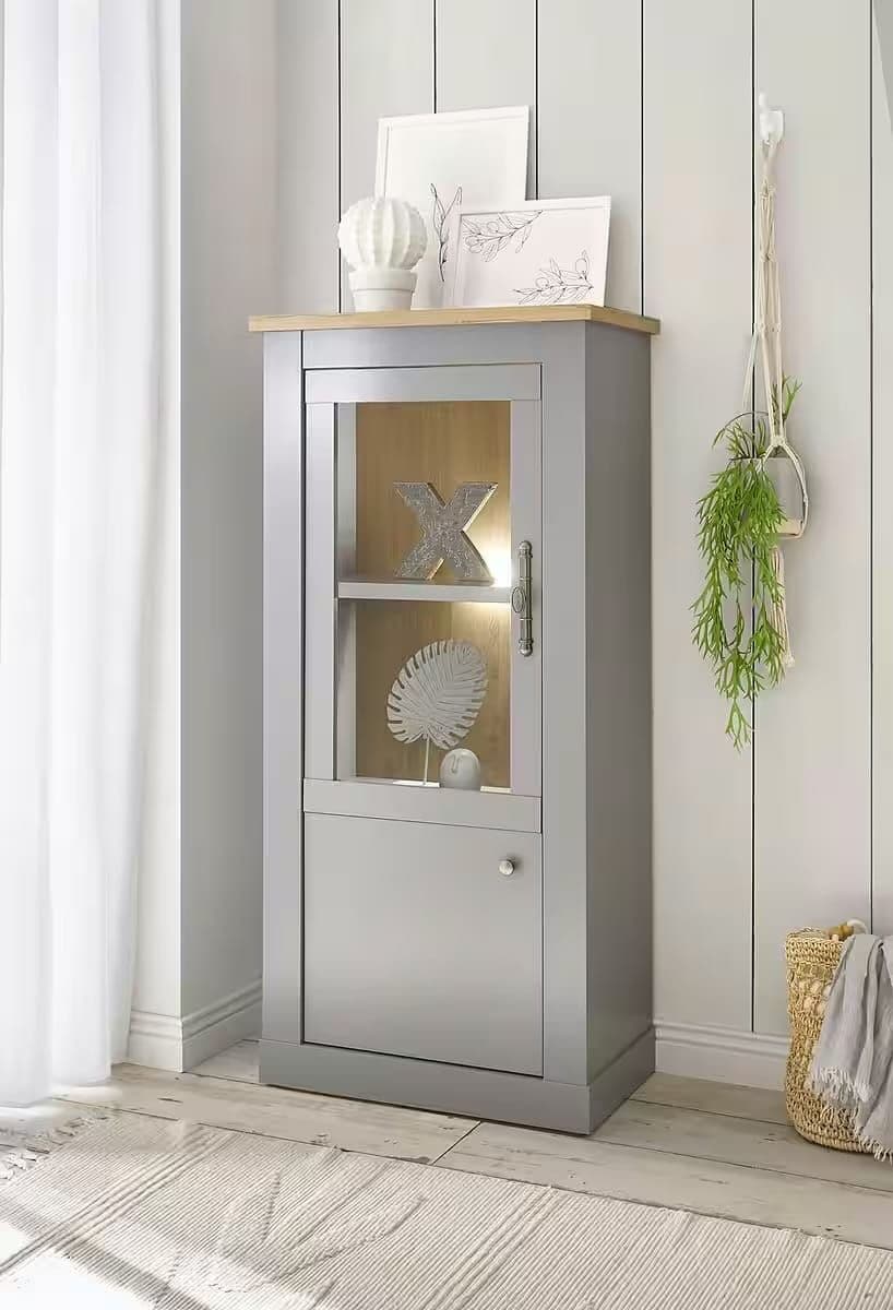 Vitrină modernă 68 cm lățime, culoare gri mătase-stejar, 2 uși și 2 rafturi, 3 compartimente, design rustic-modern elegant pentru depozitare și expunere, model MYKONOS